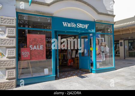 EXETER, Regno Unito - 18 LUGLIO 2021 filiale del negozio di abbigliamento White Stuff sulla High Street Foto Stock