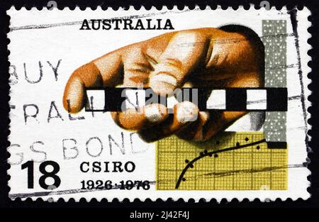 AUSTRALIA - CIRCA 1976: Un timbro stampato in Australia mostra Survey Rule, Graph and Punched Tape, Commonwealth Scientific Organization, circa 1976 Foto Stock