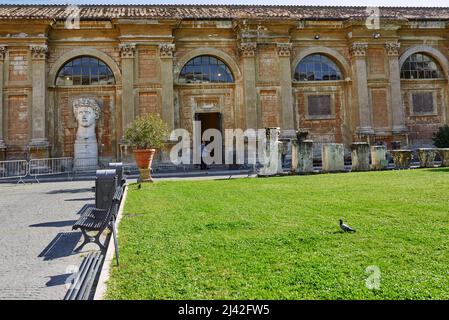 Vaticano, Italia - 16 ottobre 2021: Vista del cortile della Pigna, museo del Vaticano Foto Stock