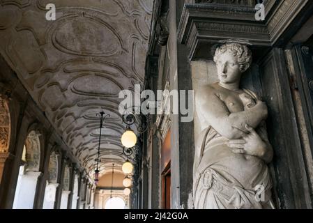 Vaticano, Italia - 17 ottobre 2021: Vista della scultura della donna nella galleria d'archi Venezia, Italia Foto Stock