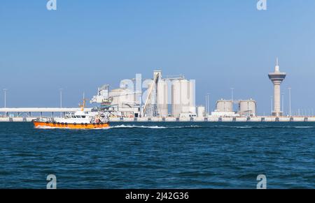 RAS al Khair vista porto, Arabia Saudita. La barca pilota è sulla strada Foto Stock