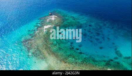 Vista aerea del Golfo Persico, Arabia Saudita. Il faro di segnalazione rosso si trova su acque poco profonde Foto Stock