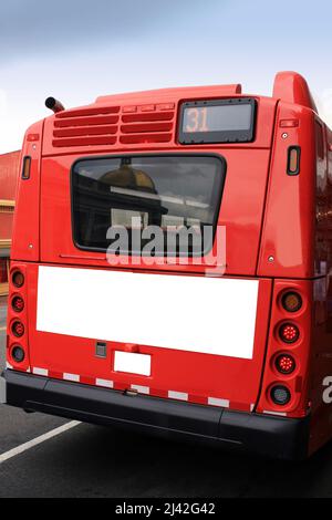 Vista posteriore di un moderno autobus rosso negli Stati Uniti con spazio pubblicitario vuoto. Foto Stock