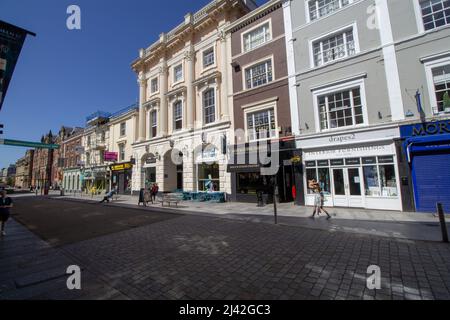 EXETER, Regno Unito - 18 LUGLIO 2021 gli acquirenti di Queen Street sono chiusi per la maggior parte dei veicoli Foto Stock