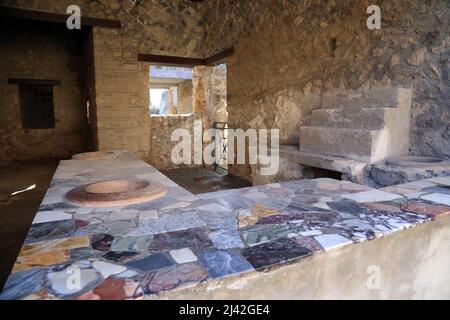 Pompei. Italia. Gennaio 5, 2020. Vista su un negozio nell'antica città di Pompei. Era un'antica città romana nel sud Italia distrutta dall'eruzione del vulco Foto Stock