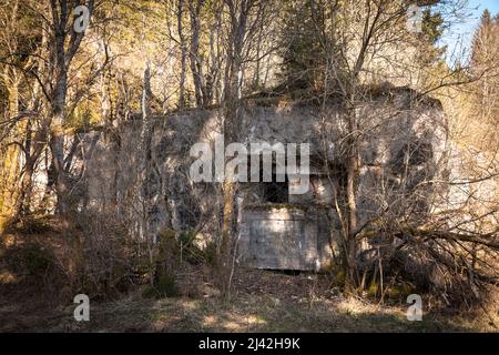 Bunker 121a nella valle di Fuhrtsbachtal vicino a Monschau-Alzen, il bunker faceva parte della linea Siegfried, Eifel, Renania settentrionale-Vestfalia, Germania. Der s. Foto Stock