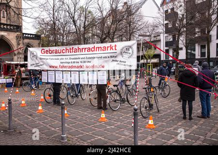Mercato delle biciclette di seconda mano presso la chiesa di Agnes, Colonia, Germania. Gebrauchtfahrradmarkt an der Agneskirche im Agnesviertel, Koeln, Deutschland. Foto Stock