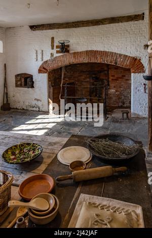 The Great Kitchen in Harmington Hall, una casa medievale e elisabettiana del 16th secolo a Worcestershire, Inghilterra, Regno Unito Foto Stock
