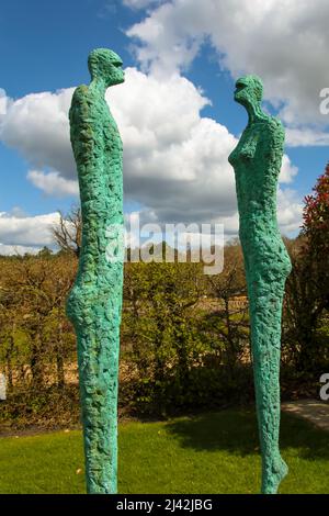 Statua 'equilibrio' di Michael Speller a RHS Garden Wisley, Surrey, Inghilterra, Regno Unito, 2022 aprile Foto Stock