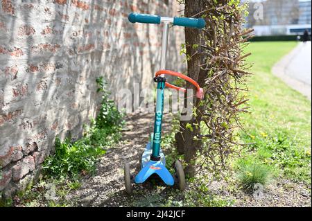 Bambini Scooter legato ad un albero Foto Stock