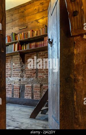 Dodd's Library in Harmington Hall, una casa medievale e elisabettiana del 16th secolo in Worcestershire, Inghilterra, Regno Unito Foto Stock