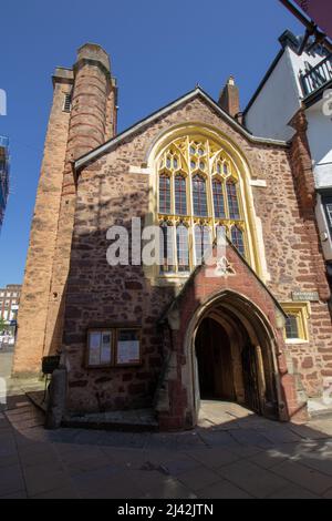 EXETER, UK - 18 LUGLIO 2021 St Martin's Church all'angolo tra Cathedral Green e Cathedral Close Foto Stock