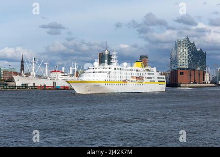 La nave da crociera di Amburgo passa davanti all'Elbe Philharmonic Hall, Porto, Amburgo, Germania Foto Stock