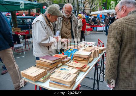 Parigi, Francia, piccoli gruppi, uomini anziani, shopping in strada, libri usati, mercato delle pulci, pensione, letteratura, pensionati Foto Stock