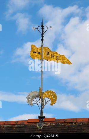 RHS Weather Vane contro il cielo blu, RHS Garden Wisley, Surrey, Inghilterra, Regno Unito, 2022 AprilSurrey, Inghilterra, Regno Unito, 2022 aprile Foto Stock