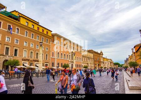 Via della conciliazione che collega Piazza San Pietro`s a Castel Sant`Angelo sulla riva occidentale del Tevere. Roma, Italia Foto Stock