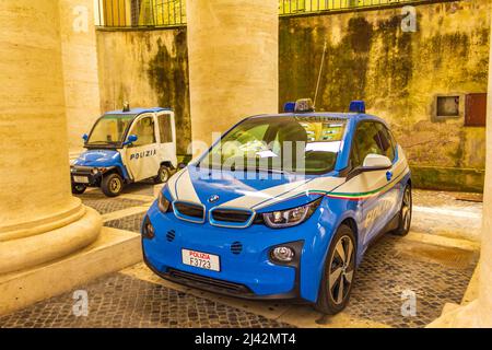 Auto della polizia parcheggiate in Piazza San Pietro o in Piazza San Pietro Città del Vaticano, Roma, giugno 2016 Foto Stock