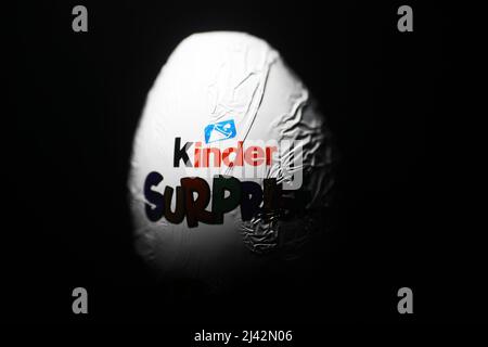 Kinder Surprise , noto anche come Kinder Egg o Kinder Surprise Egg, è un cioccolato al latte costituito da un uovo di cioccolato che circonda una capsula di plastica gialla con un piccolo giocattolo all'interno. Foto Stock