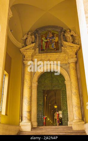 Porta di Bronzo della`s Basilica di San Pietro con la Guardia Svizzera che tiene l'alambera all'ingresso della città del Vaticano Roma Foto Stock