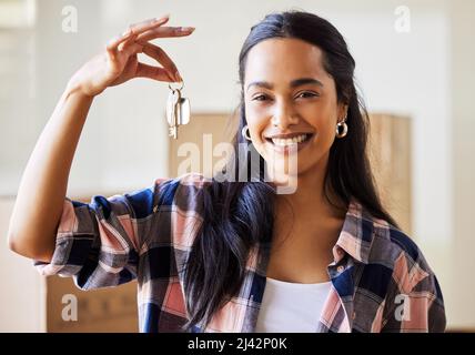 Nuovi inizi significa una speranza rinnovata. Scatto di una giovane donna che mostra le chiavi per la sua nuova casa. Foto Stock