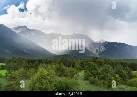 Improvviso temporale con una forte pioggia in una valle di montagna delle Alpi austriache Foto Stock