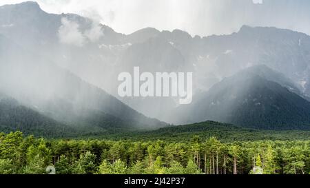 Improvviso temporale con una forte pioggia in una valle di montagna delle Alpi austriache Foto Stock