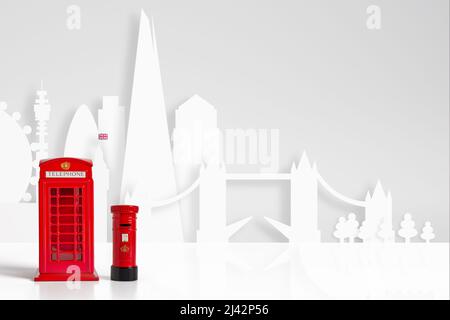 Telefono e casella postale modello rosso e concetto di skyline di Londra Foto Stock