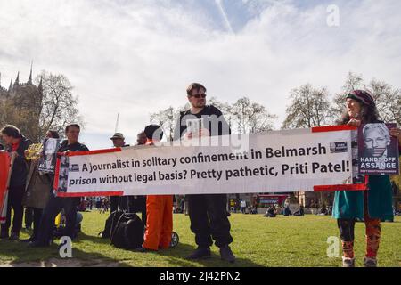 Londra, Inghilterra, Regno Unito. 11th Apr 2022. I manifestanti si sono riuniti in Piazza del Parlamento per celebrare il terzo anniversario dell'arresto del fondatore di WikiLeaks Julian Assange e per chiedere la sua liberazione. (Credit Image: © Vuk Valcic/ZUMA Press Wire) Foto Stock