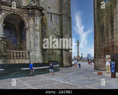 La Cattedrale di Porto (sé do Porto) è una chiesa cattolica romana situata nel centro storico della città di Porto, Portogallo. Foto Stock