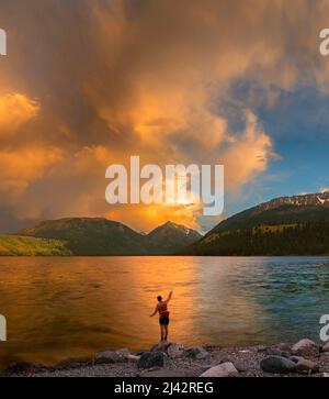 Pesca Wallowa Lake al tramonto, Oregon Foto Stock