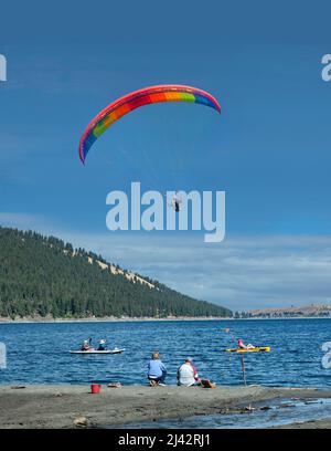 Pesca, kayak e parasailing a Wallowa Lake, Oregon Foto Stock