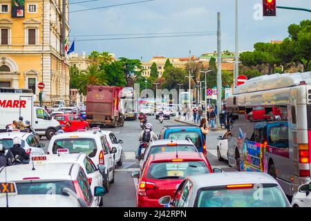 Traffico mattutino intenso vicino alla stazione ferroviaria di Roma Termini, centro di Roma Lazio, Italia Foto Stock