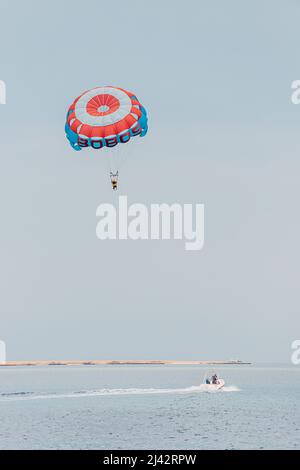 09 gennaio 2022, Hurghada, Egitto: Paracadute e parapendio attività di mare presso il resort Foto Stock