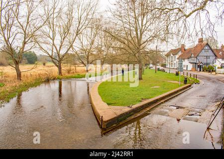 Il fiume e ford attraversando il villaggio di Eynesford Inghilterra Foto Stock