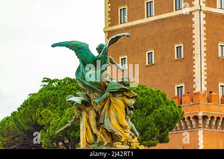 Vista di Piazza Venezia la statua del pensiero di fronte al monumento nazionale dell'altare della Patria, Roma, Italia, Foto Stock