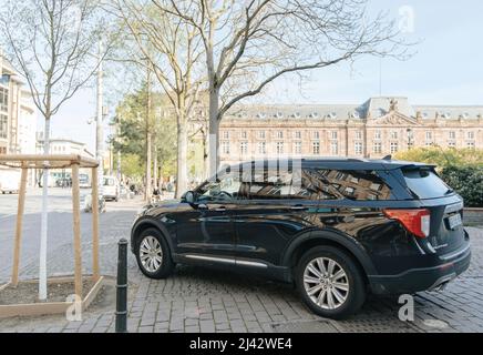 Strasburgo, Francia - 11 aprile 2022: Nuovo nero Ford Explorer Platinum parcheggiato in Place Kleber, Strasburgo Alsazia Foto Stock