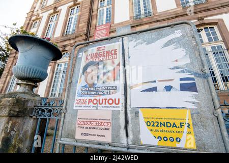 STRASBURGO, FRANCIA - Apr 23, 2022: Poster presidenziali francesi per le prossime elezioni presidenziali in Francia, di fronte all'edificio del municipio di Strasburgo con Philippe Poutou e Nicolas Dupont-Aignan Foto Stock