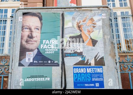 STRASBURGO, FRANCIA - Apr 23, 2022: Poster presidenziali francesi per le prossime elezioni presidenziali in Francia, di fronte all'edificio del municipio di Strasburgo con Valerie Petrasse e Yannick Jadot Foto Stock