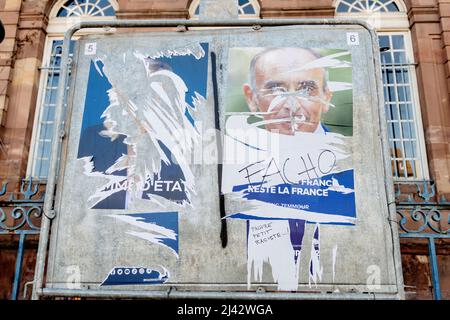 STRASBURGO, FRANCIA - Apr 23, 2022: Poster presidenziali francesi per le prossime elezioni presidenziali in Francia, di fronte all'edificio del municipio di Strasburgo con Eric Zemour e Marine le Pen Foto Stock