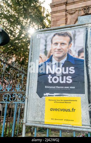 STRASBURGO, FRANCIA - Apr 23, 2022: Poster presidenziali francesi per le prossime elezioni presidenziali in Francia, di fronte all'edificio del municipio di Strasburgo con Emmanuel Macron Foto Stock