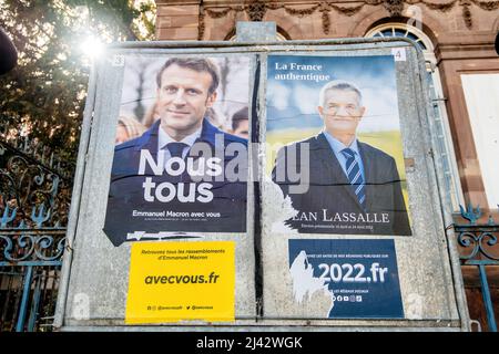 STRASBURGO, FRANCIA - Apr 23, 2022: Poster presidenziali francesi per le prossime elezioni presidenziali in Francia, di fronte all'edificio del municipio di Strasburgo, con Emmanuel Macron e Jean Lassale Foto Stock