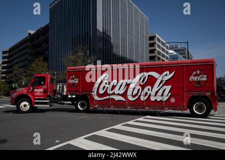 Washington, Stati Uniti. 11th Apr 2022. Una visione generale di un logo Coca-Cola su un camion che attraversa Washington, DC, lunedì 11 aprile 2022. (Graeme Sloan/Sipa USA) Credit: Sipa USA/Alamy Live News Foto Stock