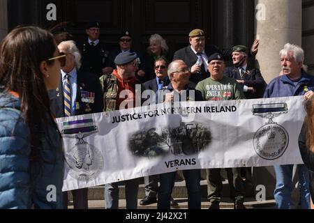 Londra, Regno Unito. 11th Apr 2022. Durante la manifestazione i manifestanti hanno in mano una bandiera con la scritta "Giustizia per i veterani dell'Irlanda del Nord”. I veterani dell'Irlanda del Nord e il gruppo della campagna Giustizia per l'Irlanda del Nord, che ha fatto pressione sul Parlamento per fermare le indagini storiche contro i veterani degli NI, ha marciato attraverso Whitehall a Londra, e ha bloccato l'ingresso all'Ufficio dell'Irlanda del Nord a Westminster. (Foto di Thomas Krych/SOPA Images/Sipa USA) Credit: Sipa USA/Alamy Live News Foto Stock