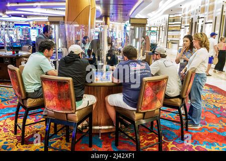 Hollywood Florida Seminole Hard Rock Hotel & Casino tribù tribale prenotazione all'interno blackjack carta gioco d'azzardo giocatori giocatori giocatori giocatori uomini donne p Foto Stock