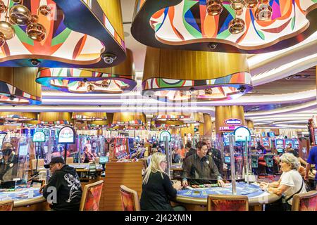 Hollywood Florida Seminole Hard Rock Hotel & Casino tribù tribale prenotazione all'interno blackjack carta gioco d'azzardo giocatori giocatori giocatori giocatori uomini donne p Foto Stock