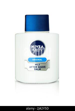 CHISINAU, MOLDAVIA - 9 aprile 2022: Balsamo NIVEA Men Aftershave. NIVEA è un marchio tedesco per la cura personale specializzato nella cura del corpo. Con tracciato di ritaglio Foto Stock