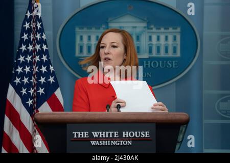 Washington, Vereinigte Staaten. 11th Apr 2022. Il Segretario della Casa Bianca Jen Psaki partecipa a un briefing alla Casa Bianca di Washington, DC, 11 aprile 2022. Credit: Chris Kleponis/Pool via CNP/dpa/Alamy Live News Foto Stock