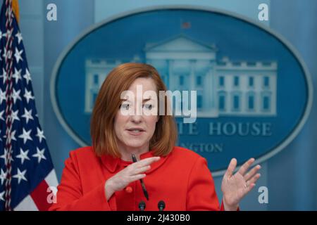 Washington, Vereinigte Staaten. 11th Apr 2022. Il Segretario della Casa Bianca Jen Psaki partecipa a un briefing alla Casa Bianca di Washington, DC, 11 aprile 2022. Credit: Chris Kleponis/Pool via CNP/dpa/Alamy Live News Foto Stock