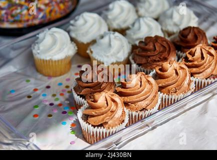 Cupcake fatti in casa al cioccolato e alla vaniglia con profondità di campo bassa Foto Stock
