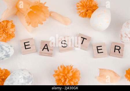 Pasqua composizione di fiori e uova. Parola di Pasqua su cubi di legno. Buona Pasqua. Pasqua composizione di fiori e uova. Foto Stock